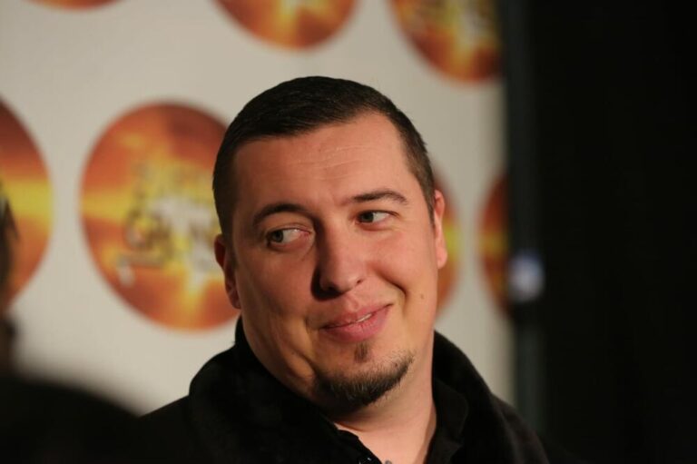 „SPAVAO SAM SA UDATIM ŽENAMA, SPRETAN SAM U KREVETU“ Pevač se razveo, ponovo oženio i dobio treće dete, ovako je pričao o AFERAMA
