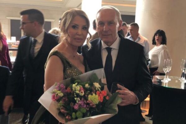 ŽENA DRAGANA DŽAJIĆA U BIKINIJU OSTAVLJA BEZ DAHA! Branka grmi u osmoj deceniji: Niko ne može da veruje da je ona majka ovim lepoticama