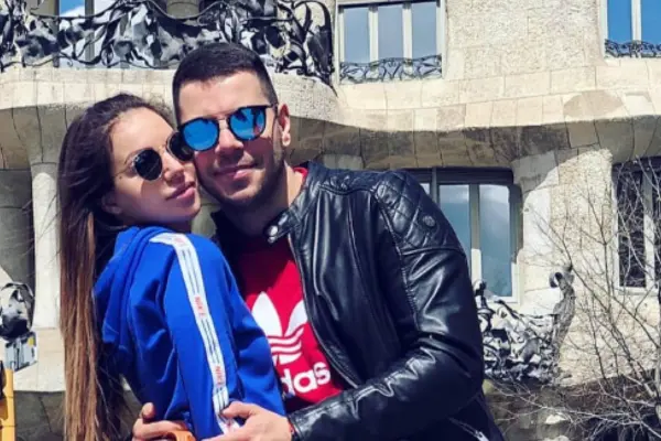 „MAZILI SMO SE U KREVETU, A ONA MI JE REKLA DA SE RAZVODIMO“ Važe za idealan par, a pevač otkrio detalje drame u braku sa poznatom koleginicom