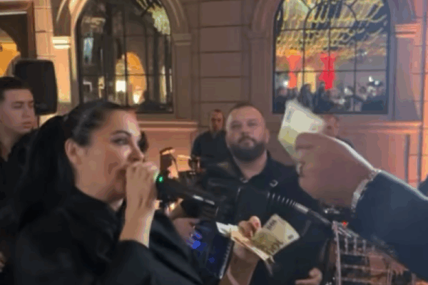 Evri leteli na sve strane – Jani Todorović pune ruke bakšiša na slavlju kod Nadice Ademov
